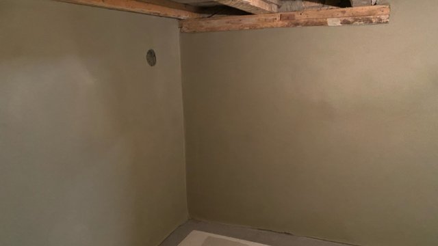 Glatte helle Wandflächen mit rundem Wandausschnitt im Raum