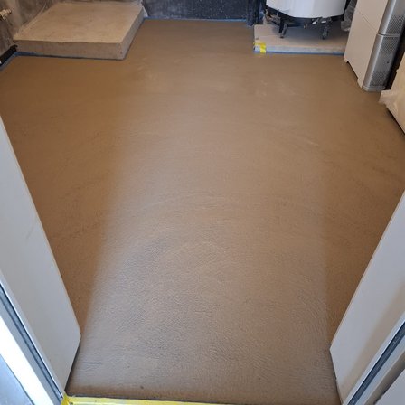 Frisch geglättete braune Masse auf Boden in einem Raum