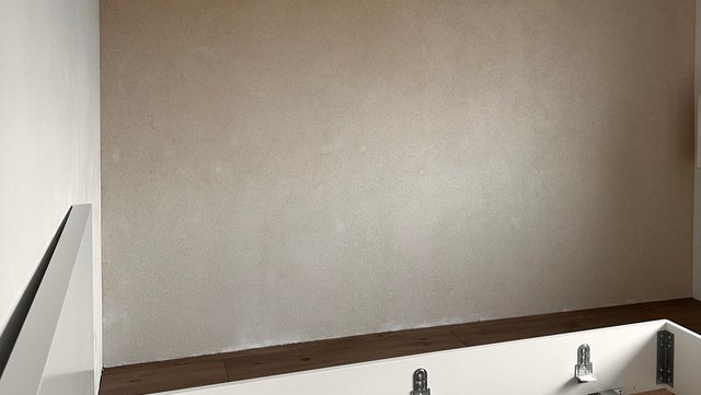 Leere Zimmerwand mit Flecken über Sockelleiste und Holzfußboden, Nahaufnahme