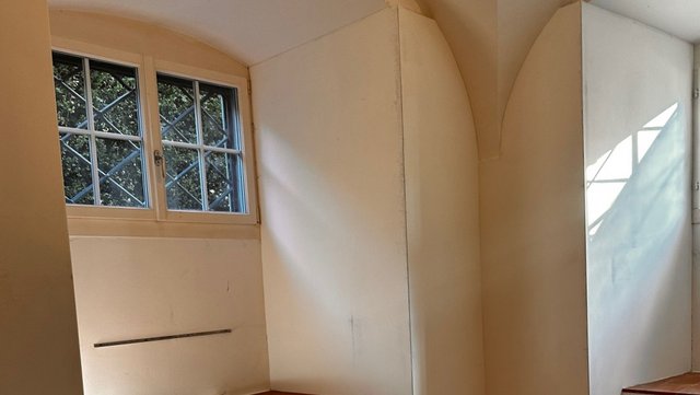 Leerer Raum mit Fensternische und heller Wand, Tageslicht