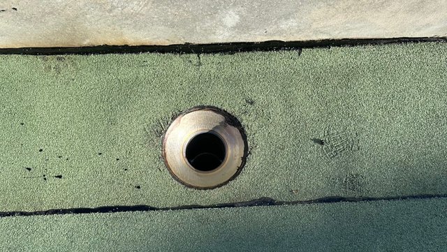 Abflussloch mit Kunststoffrohr in grüner Abdichtungsbahn, Nahaufnahme