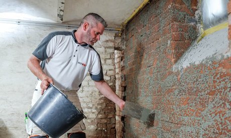 Der Sanierputz muss einen optimalen Halt haben