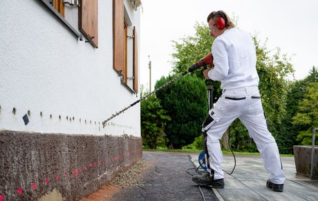 Zum Austrocknen muss feuchtes Mauerwerk durchbohrt werden