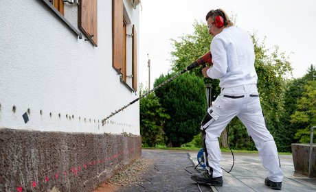 Zum Austrocknen muss feuchtes Mauerwerk durchbohrt werden