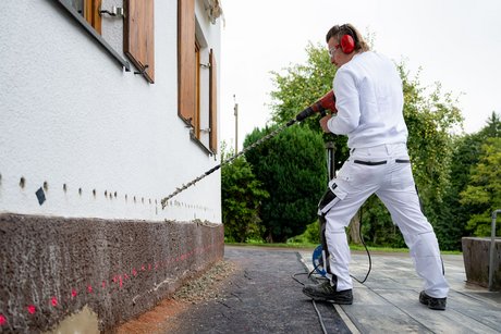 Zum Austrocknen muss feuchtes Mauerwerk durchbohrt werden