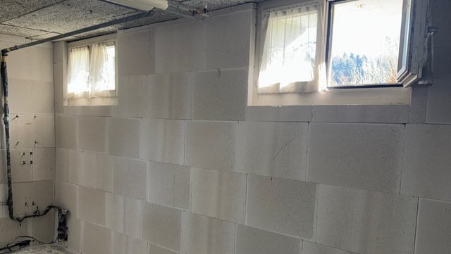 Helle Platten an Kellerwand unter Fenstern, Innenraum