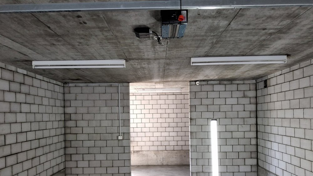 Betonraum mit Kalksandsteinmauern, Deckenantrieb und Leuchtstofflampen