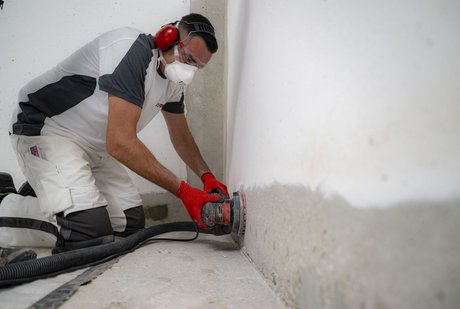 Zur besseren Haftung des Flexbandsystems wird die Fuge angeraut