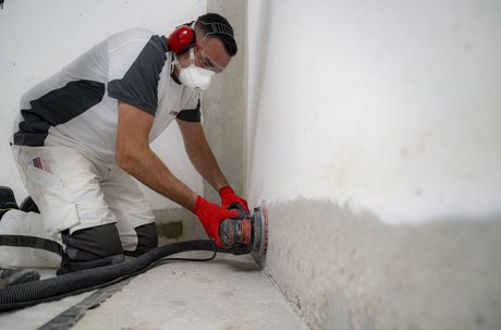 Zur besseren Haftung des Flexbandsystems wird die Fuge angeraut