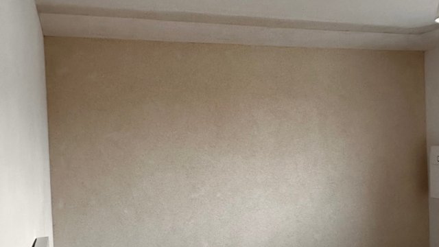 Beige Wandfläche unter Decke im Zimmer, Nahaufnahme