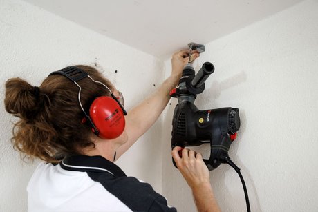 Die Befestigung der Dämmplatten an der Kellerdecke