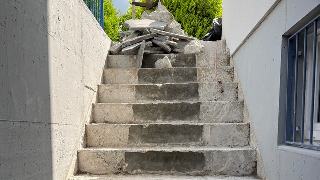Betontreppe im Rohbau, oben liegen Betonbruch und Schutt.