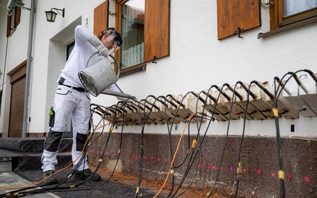 Flüssiges Spezialparaffin wird ins Mauerwerk injiziert