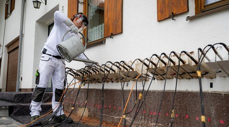 Flüssiges Spezialparaffin wird ins Mauerwerk injiziert