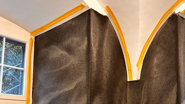 Schwarze Bahn an Wand und Rundbogen abgeklebt, Innenraum