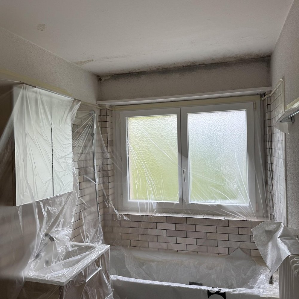 Schimmelbefall an Deckenrand über Fenster, Badezimmer mit Folienabdeckung