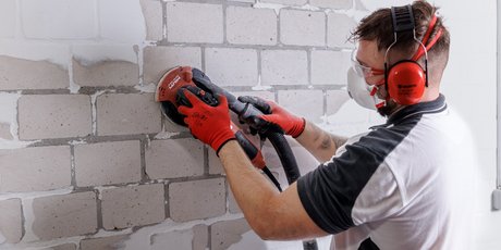 Mauerwerk vorbereiten und ISOTEC-Dichtputz auftragen