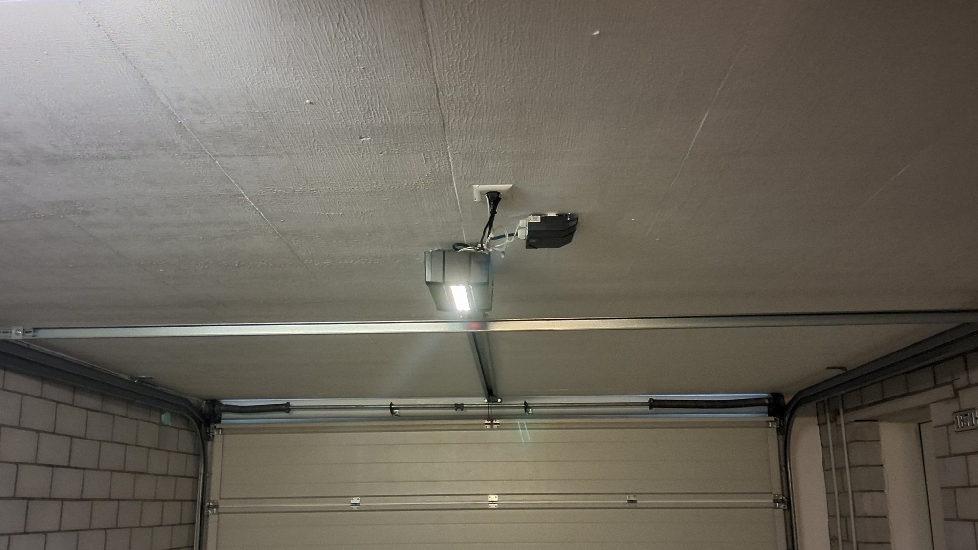 Garagendecke mit montiertem Garagentorantrieb und Führungsschiene über Tor