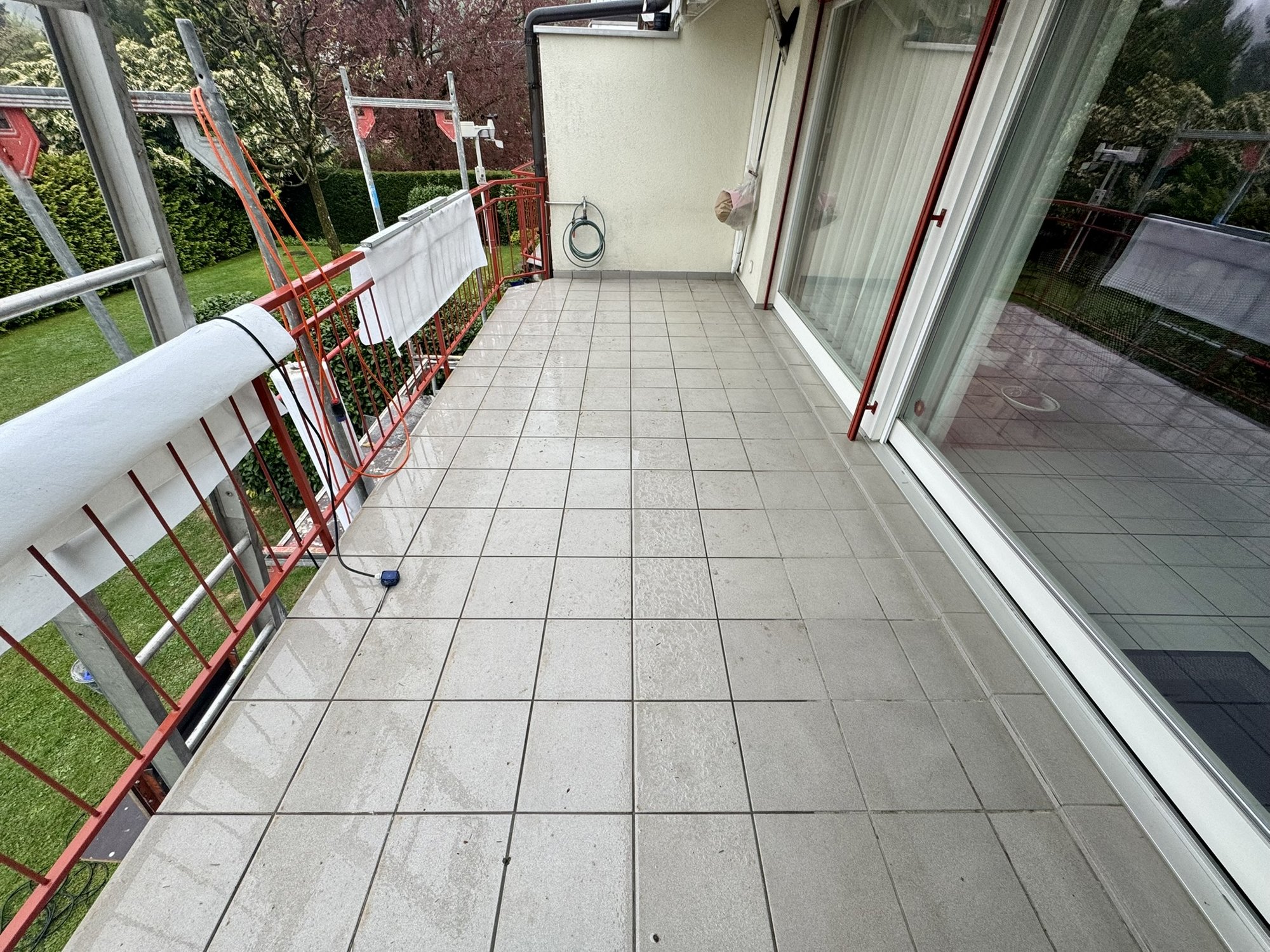 Balkon mit defekten Fliesen