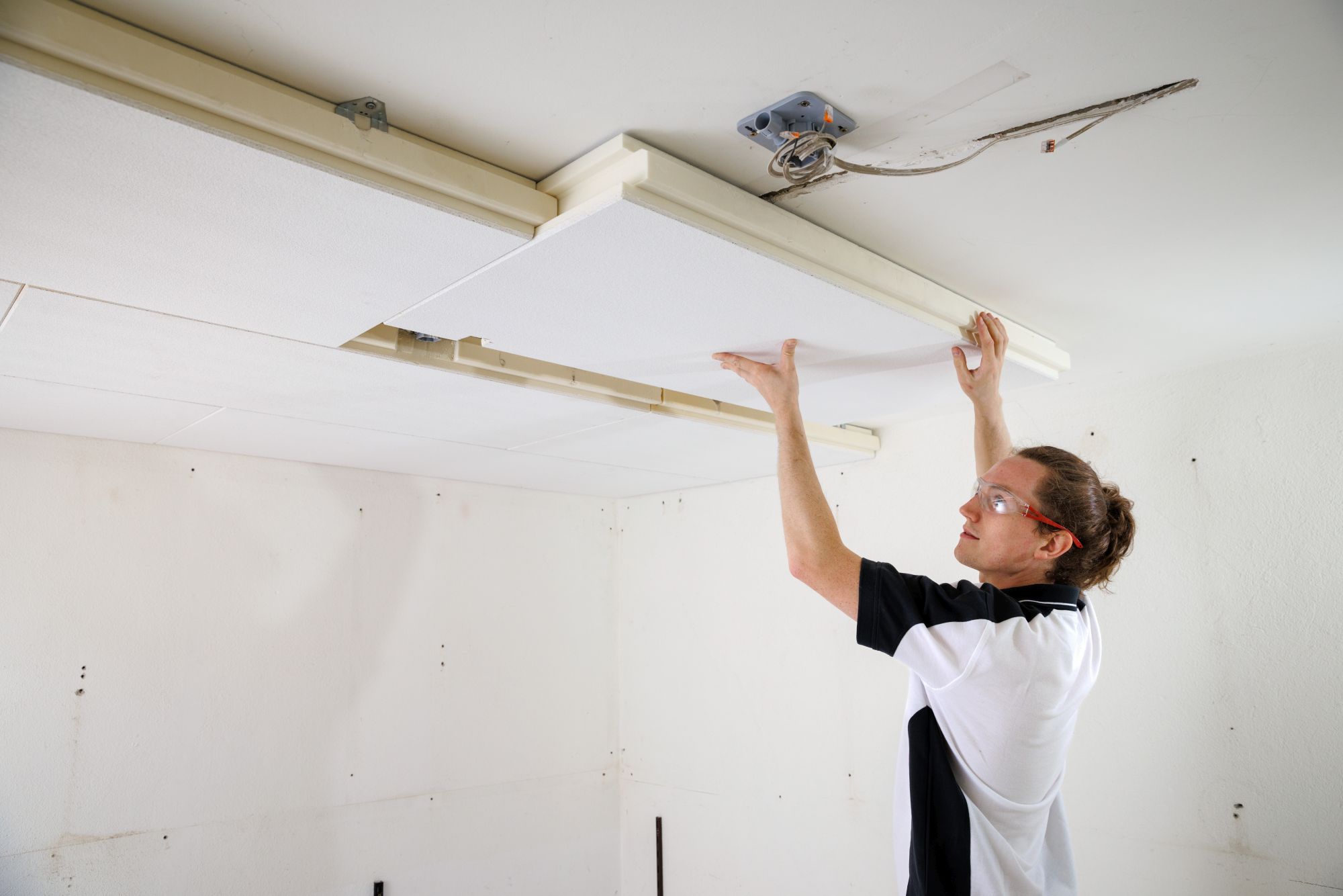 ISOTEC-Kellerdeckendämmung bei der Montage