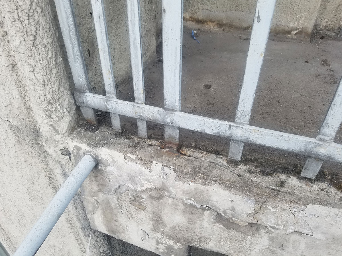 Eintretende Feuchtigkeit bei Balkon führt zu Betonschäden